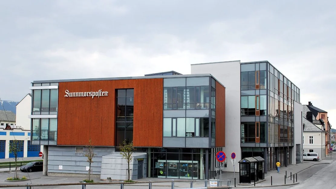 Annonsesal paa papir og nett nesten like stort