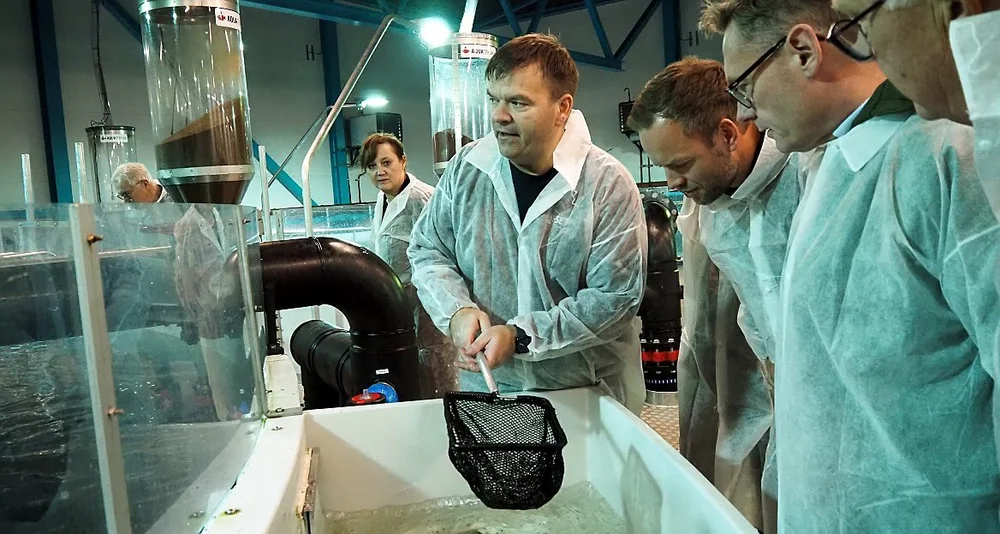 Roger Hofseth med smolt Tafjorrd foto Marius