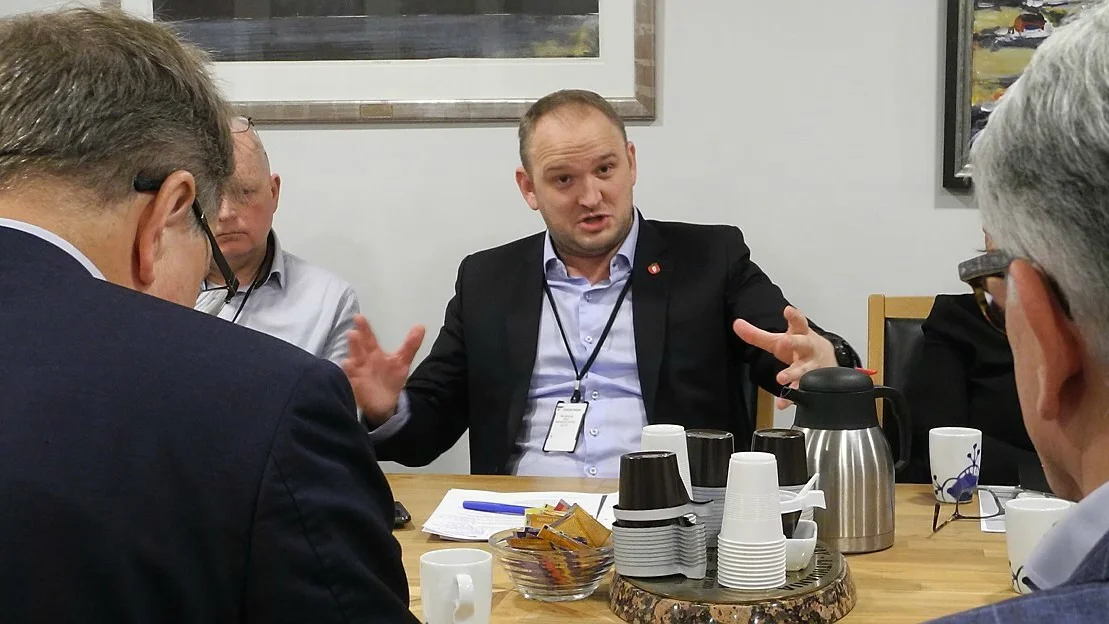 Legg skulda for ferjeprisane paa fylkespolitikarane