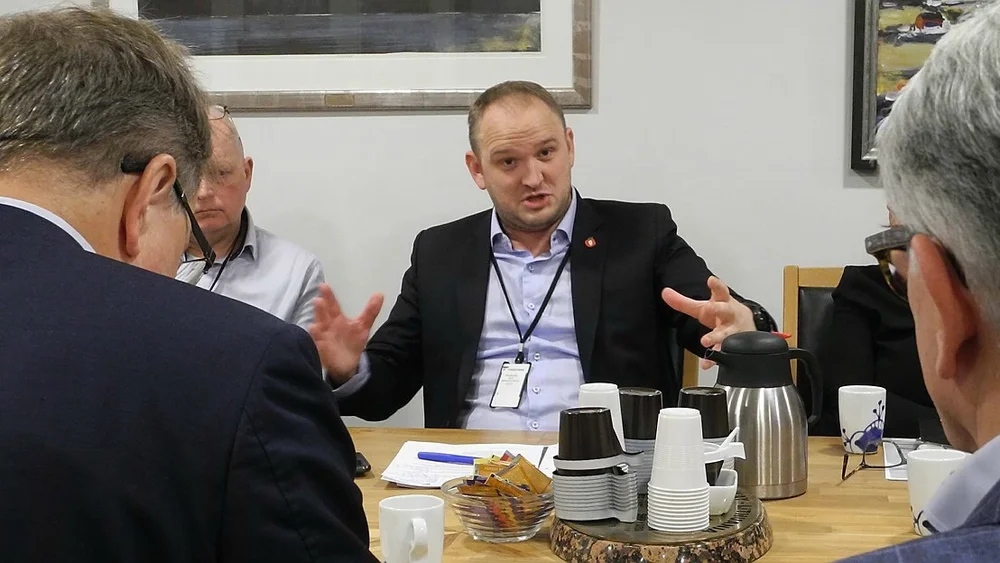 Legg skulda for ferjeprisane paa fylkespolitikarane