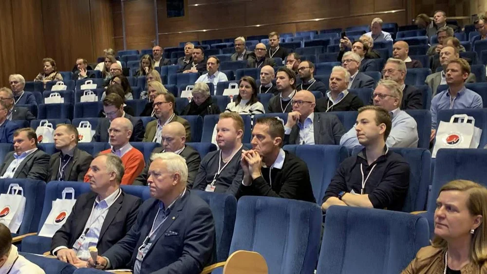 Til Ulsteinvik for aa dele erfaringar