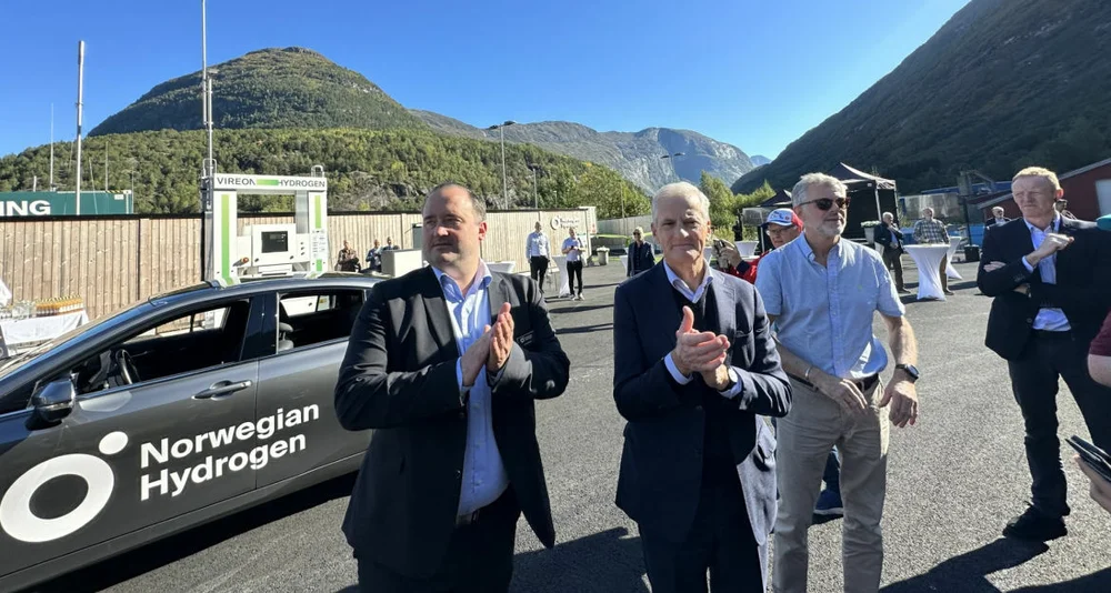 Jens Berge - Jonas Gahr Støre - Knut Flakk - Hellesylt Hydrogen Hub foto Marius