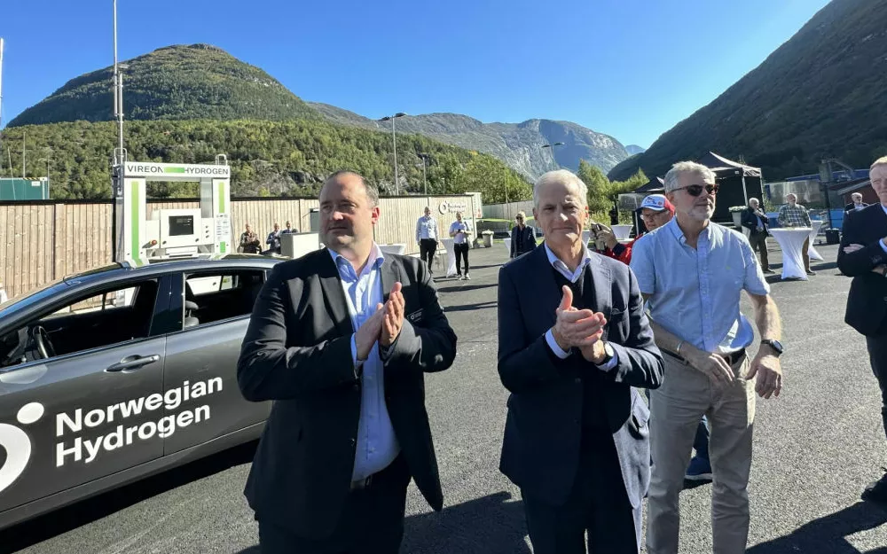 Jens Berge - Jonas Gahr Støre - Knut Flakk - Hellesylt Hydrogen Hub foto Marius