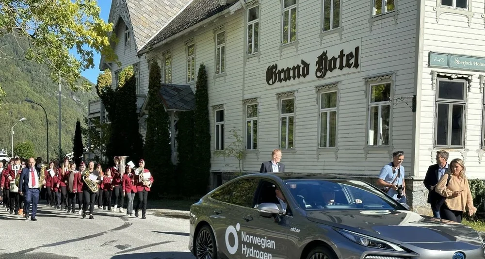 Hellesylt grand hotel store kjorer hydrogenbil med korps foto marius