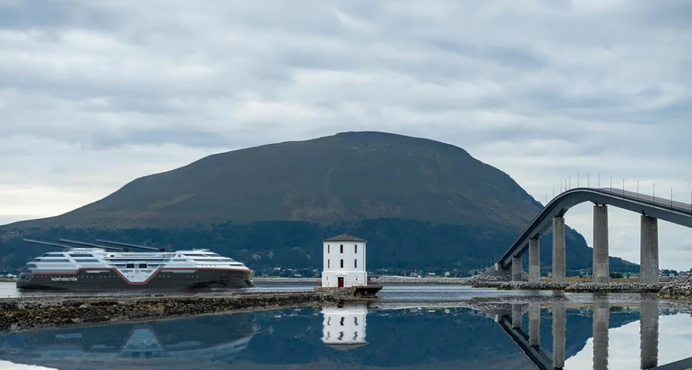 Vard Hurtigruten m nedfleste segl ill Vard Hurtigruten