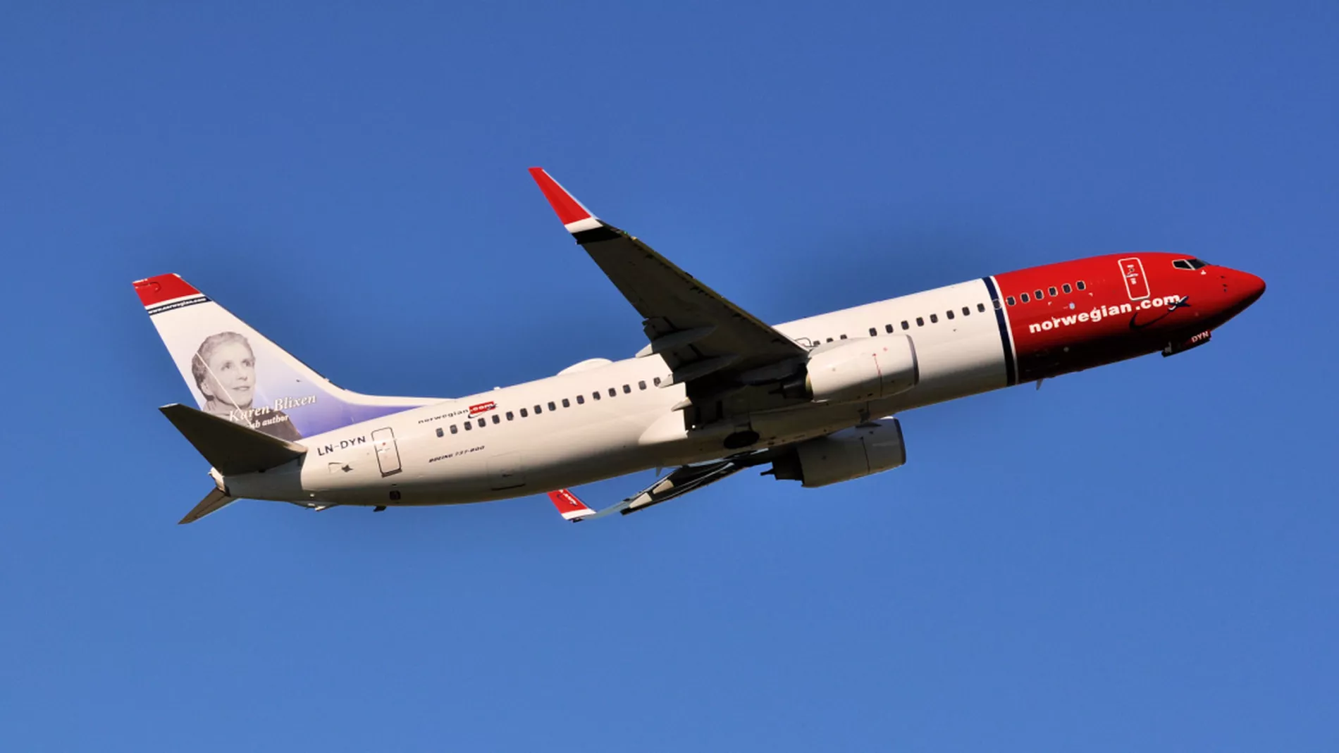 Boeing 737 800 Norwegian Fly mot bla bakgrunn 1 2