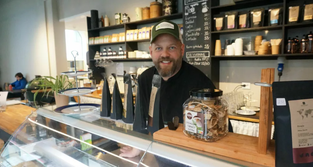 BUTIK KAFE RESTAURANT Kristian Hamnaberg delikatessebutikken og lunsjkafeen Kb77 pa dagtid og den kombinerte vinbaren og restauranten Kadaver pa kveldstid 1 1 jpg foto Ogne