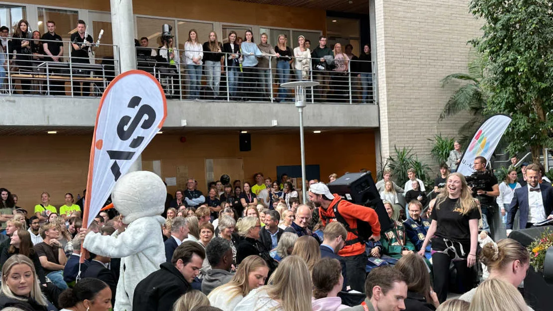 Studentbyen Alesund Leiar Ingrid Osvoll Skodjevag smilande t h i Alesund studentsamfunn foto Marius Rosbach