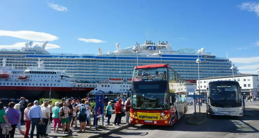 Turistar med buss foto Ogne