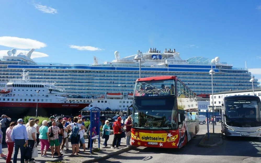 Turistar med buss foto Ogne