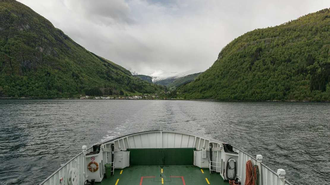 2048px View of Eidsdal as seen from the Ferry 20150604 foto Wikimedia Commons