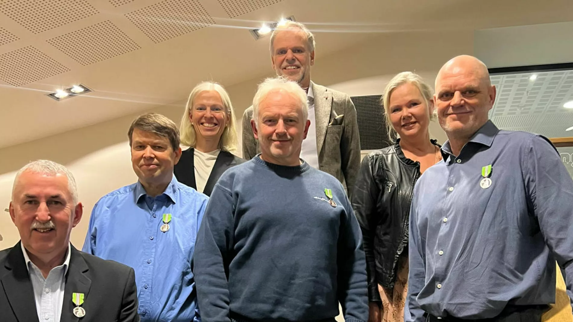 Fra venstre Helge Otto Eikrem Eivind Bjornhaug Hjorn Rune Sande Tanja Kristin Lien og Vidar Gjerdsbakk Bak Konsernsjef Gunvor Ulstein og styreleiar Tore Ulstein i Ulstein Group foto Ulstein Group