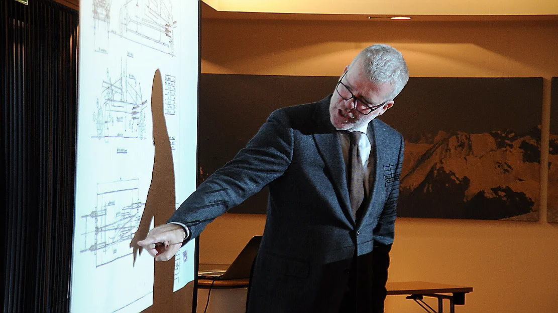 Hustad med bok om kraftarbeidarane