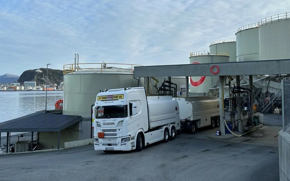 Bunker Oil tank drivstoff tankbil Hessa foto Marius