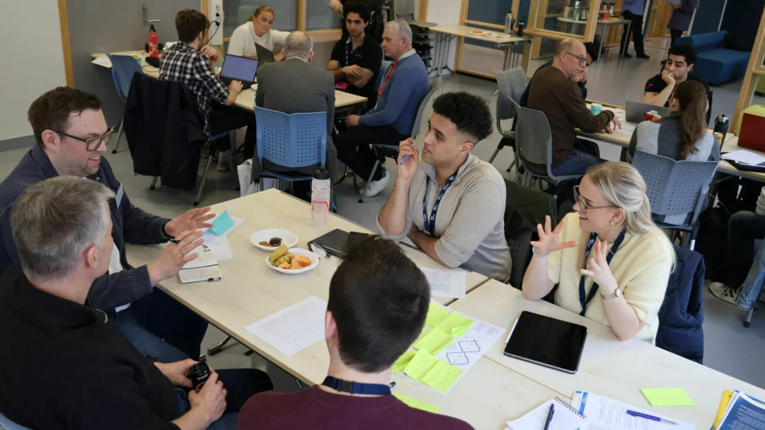 Innobootcamp25 NTNU Alesund m ryggen til Instuttleder Rune Volden IIR student Christina F Stensoe IFF fv IOT tuviklar Bjorn Markus Jakobsenmm Aron Larsen IHR Mathilde Hjelmeland IHB foto Ogne