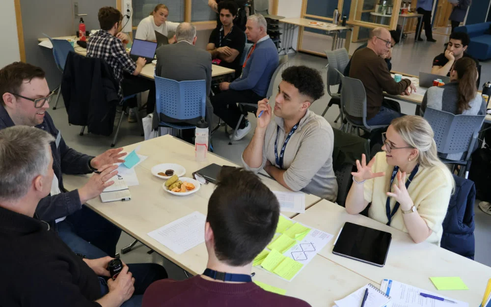 Innobootcamp25 NTNU Alesund m ryggen til Instuttleder Rune Volden IIR student Christina F Stensoe IFF fv IOT tuviklar Bjorn Markus Jakobsenmm Aron Larsen IHR Mathilde Hjelmeland IHB foto Ogne