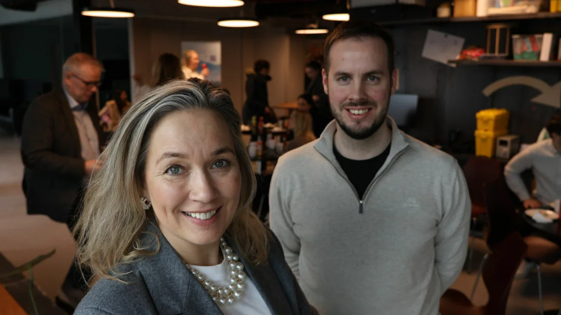 Caroline Hjellegjerde HR direktor Olympic Group og Simon Flaskjer controller og trainee i Brimer pa U37 sore Sunnmore mote i Ulsteinvik 20 mars 25 foto Ogne