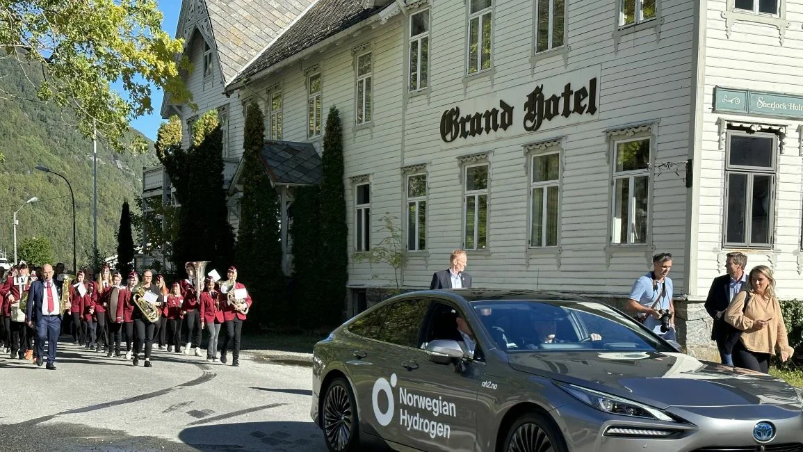 Hellesylt grand hotel store kjorer hydrogenbil med korps foto marius 11