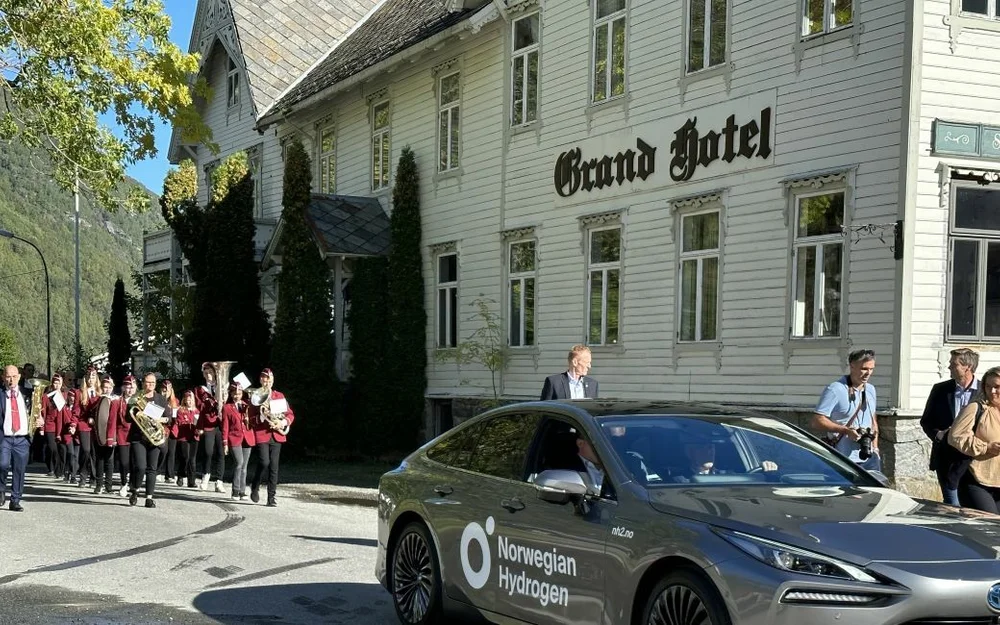 Hellesylt grand hotel store kjorer hydrogenbil med korps foto marius 11