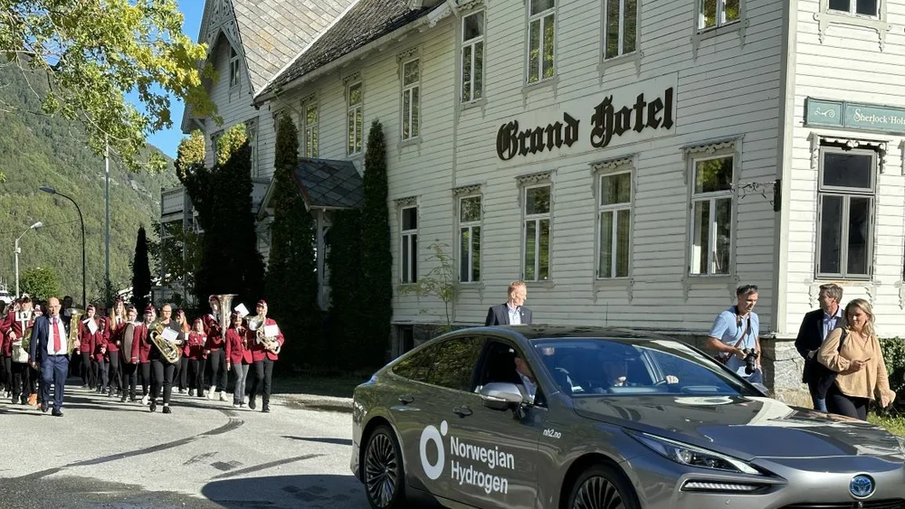 Hellesylt grand hotel store kjorer hydrogenbil med korps foto marius 11