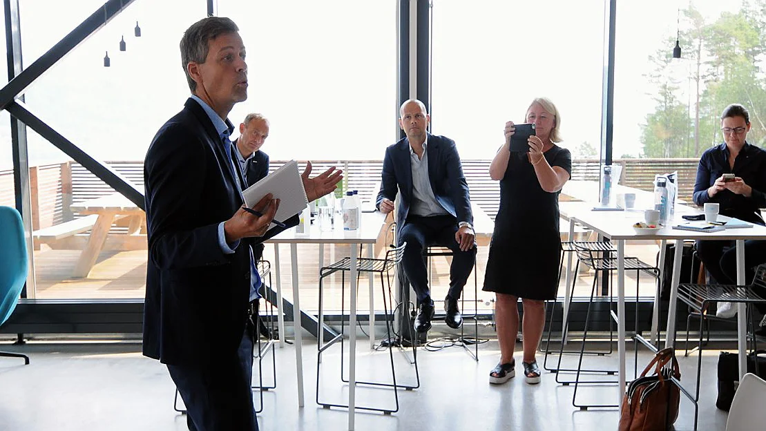 Hareide klar til aa ta Nasjonal transportplan ut av luksusfella