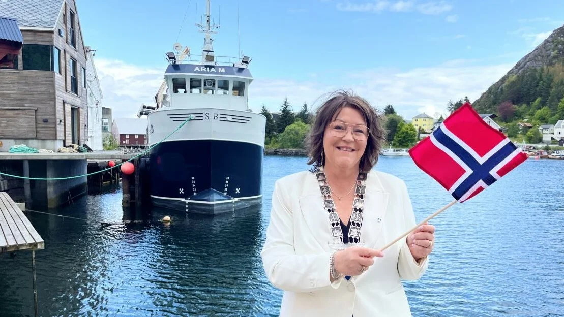 Tine Storoy med flagg Foto Svein Arne Orvik Heroy kommune