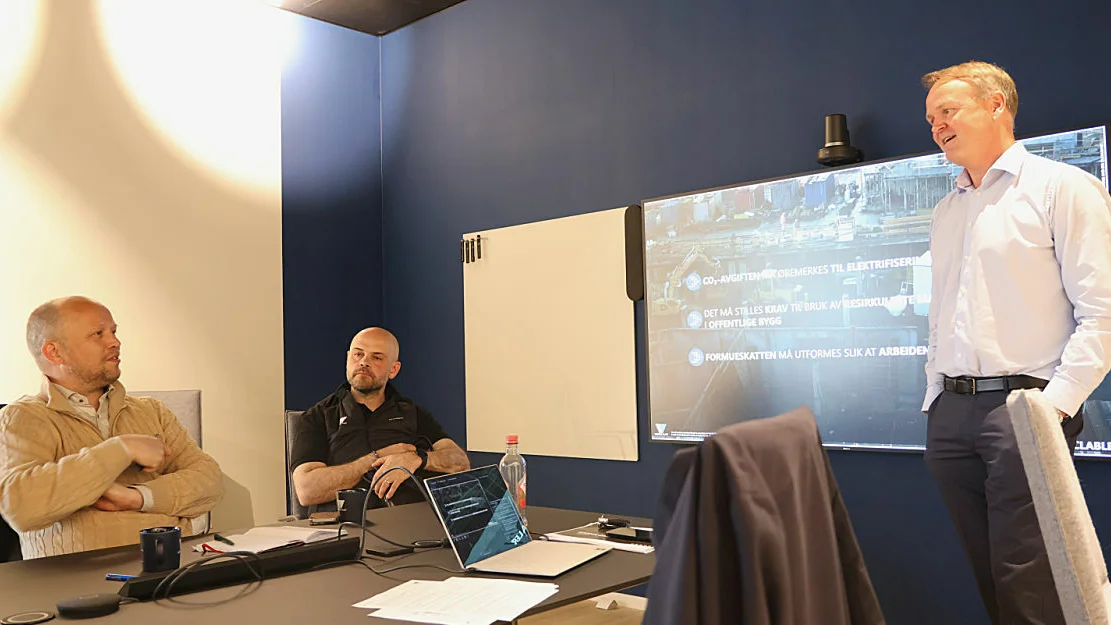 Tv Trygve Slagsvold Vedum th Jan Endre Vartdal Sp besok Vartdal Plast mai 2025 foto Ogne