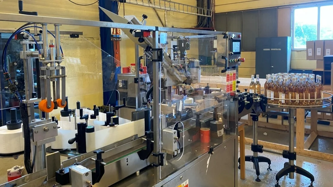 Feddie produksjon destilleri foto Paula Zwolenski