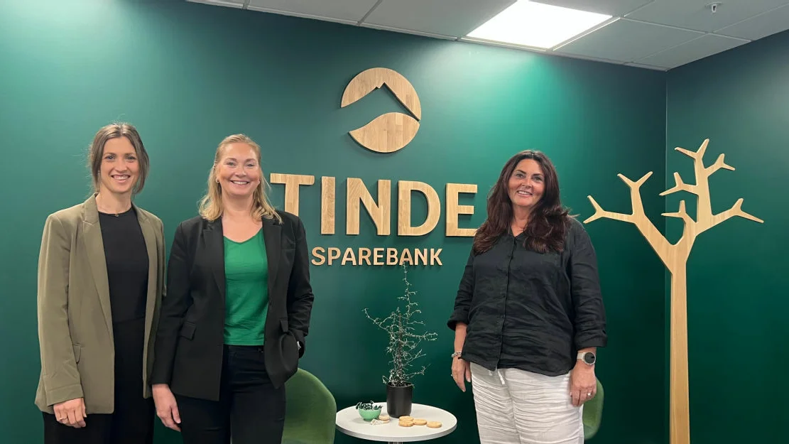 Tre tilsette i Alesund Tinde Sparebank foto Karoline Prytz Berset