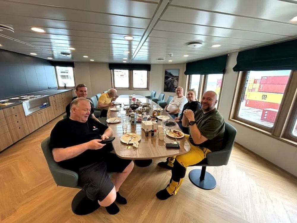 Heroyhav om bord forste maltid foto Heroyhav
