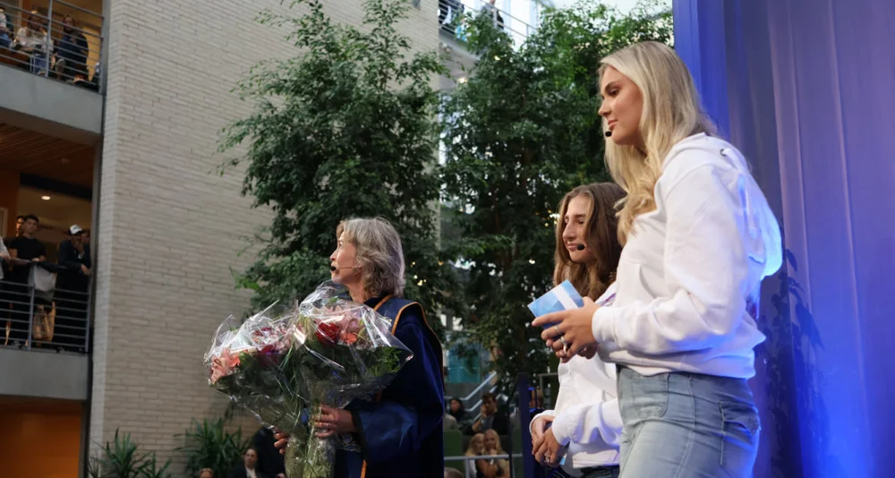 Fv viserektor NTNU Alesund Anne Lise Sagen major fadderukelederne Helene Eriksen Doscher og Amalie Haram foto Ogne Oyehaug