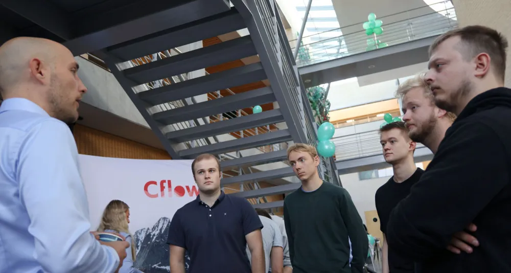 Ingeniorenes karrieredag Ntnu Alesund 10 sept Blap skjorte Gustav Brekke frar Cflow studentar fv Oskar Liabo Bjerkevoll Magnus Evenstuen Trym Vannebo Daniel Hatlem og Marcin Rompczyk foto Ogne