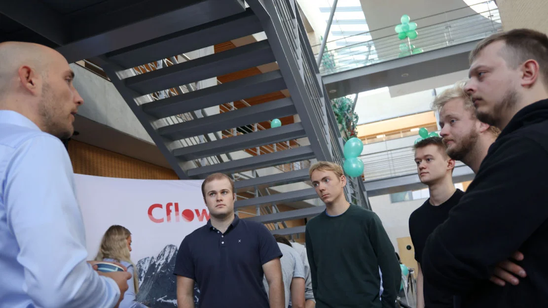 Ingeniorenes karrieredag Ntnu Alesund 10 sept Blap skjorte Gustav Brekke frar Cflow studentar fv Oskar Liabo Bjerkevoll Magnus Evenstuen Trym Vannebo Daniel Hatlem og Marcin Rompczyk foto Ogne