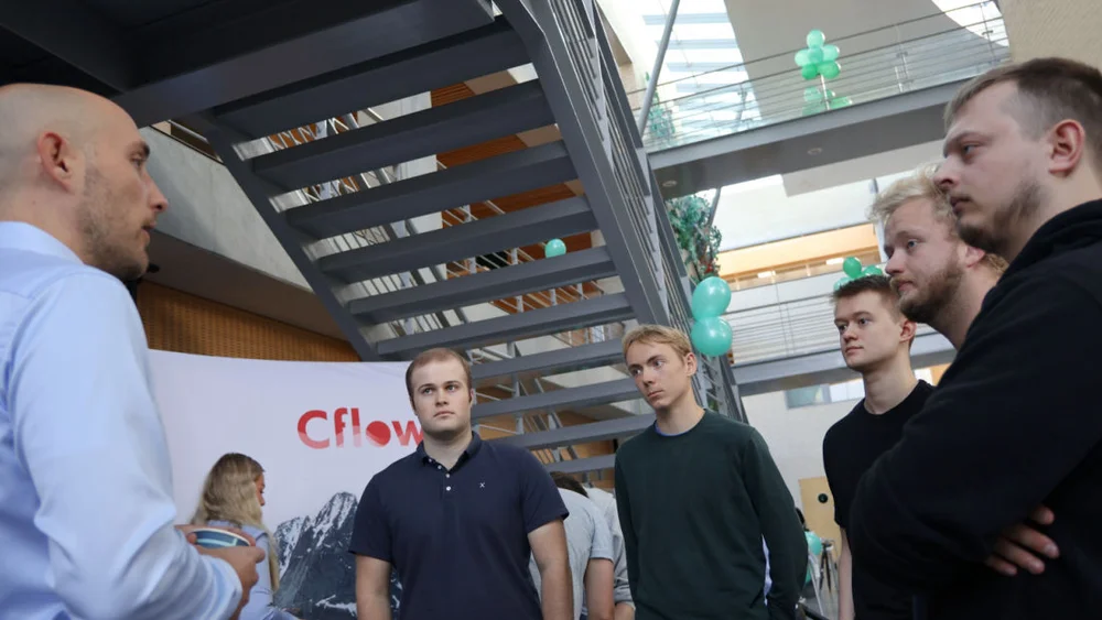 Ingeniorenes karrieredag Ntnu Alesund 10 sept Blap skjorte Gustav Brekke frar Cflow studentar fv Oskar Liabo Bjerkevoll Magnus Evenstuen Trym Vannebo Daniel Hatlem og Marcin Rompczyk foto Ogne