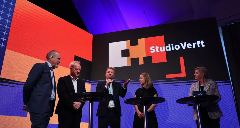 Verftskonferansen 2025 fv Oystein Matre Westcon Group Lars Luhr Ulstein Verft Ronny Langset leiar Kongsbergs sjomilitaere kontor Cathrine K Marti Vard og moderator Fride Solbakkken i Maritimt Forum Foto Ogne