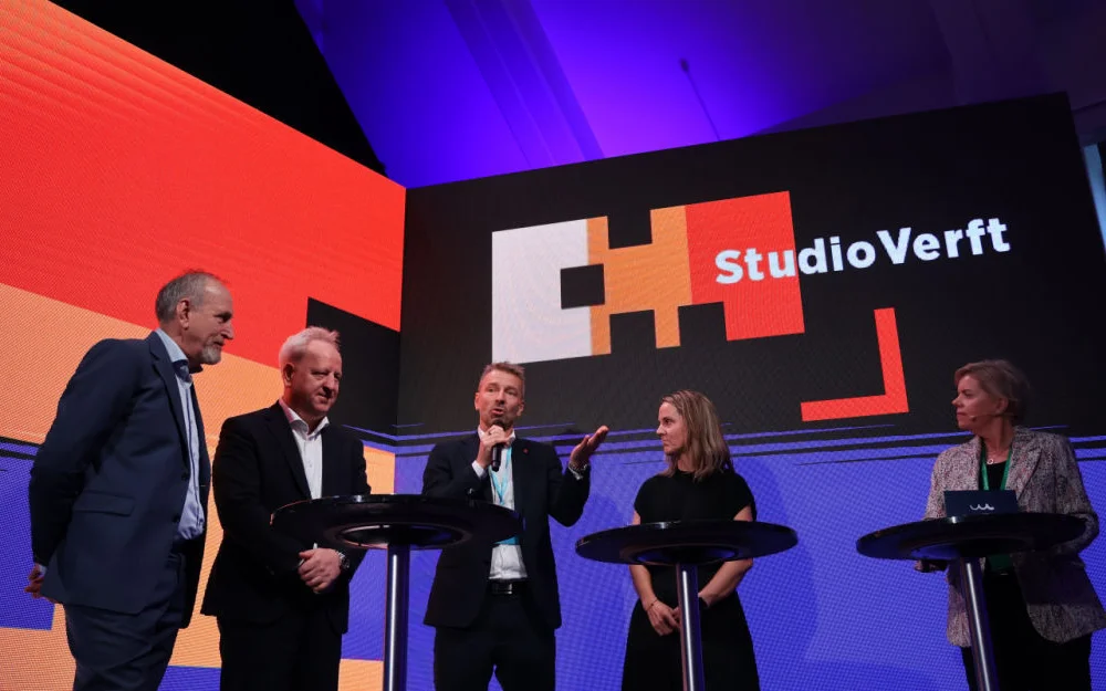 Verftskonferansen 2025 fv Oystein Matre Westcon Group Lars Luhr Ulstein Verft Ronny Langset leiar Kongsbergs sjomilitaere kontor Cathrine K Marti Vard og moderator Fride Solbakkken i Maritimt Forum Foto Ogne