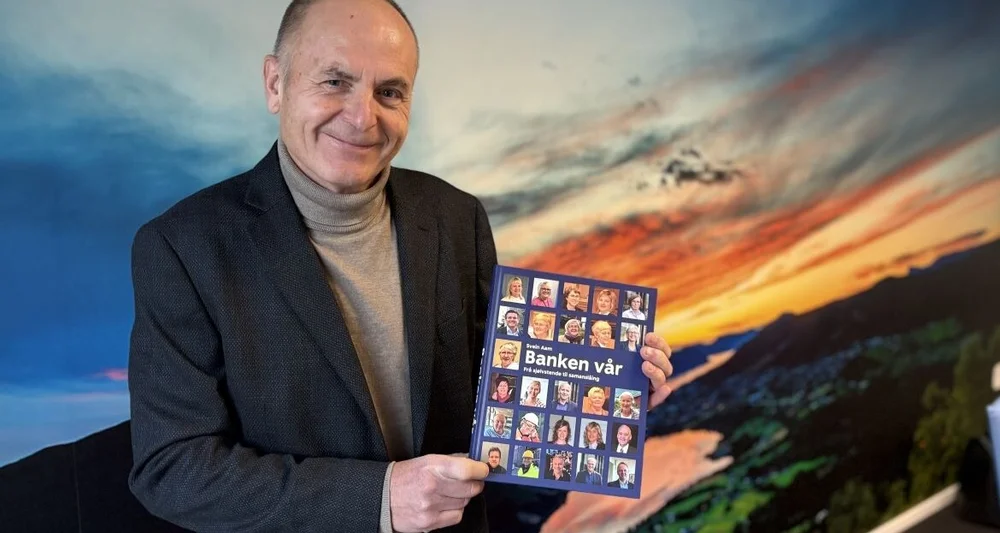 Svein Aam med boka Banken Var foto Marius