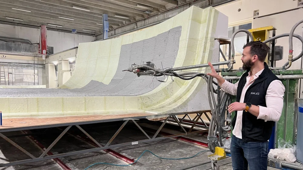 Daglig leder i Easy Form Christian Carlson viser forst del av stoypeformer 1