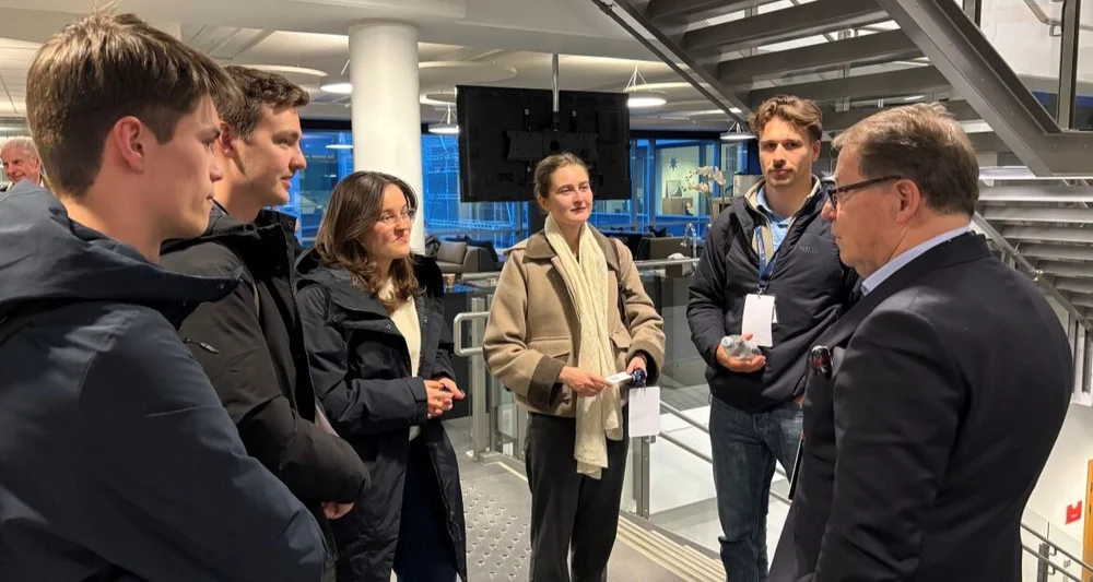Hallgeir Juliebo Emerald med studenter foto Marius