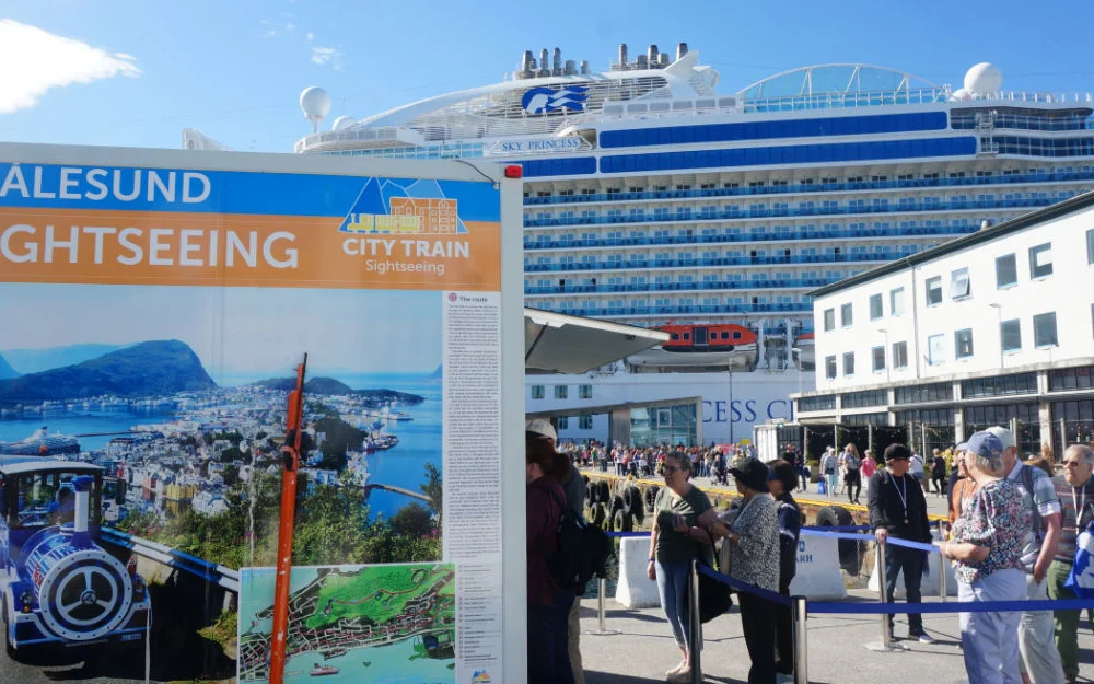 Cruise cruiseturistar alesund sommar 2024 foto Ogne