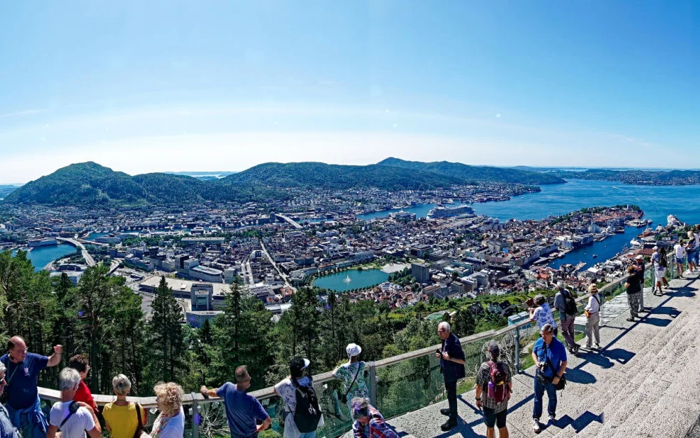3840px Beliebtes Ausflugsziel mit fantastischer Aussicht auf Bergen 08 1