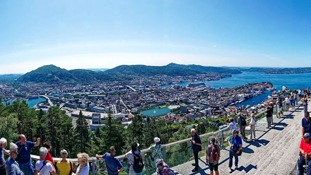 3840px Beliebtes Ausflugsziel mit fantastischer Aussicht auf Bergen 08 1