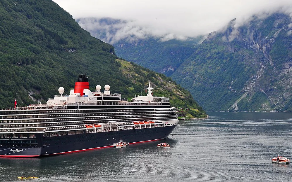 Geiranger cruiseskip Illustrasjonsfoto Tom Bayly Creative Commons 2 0