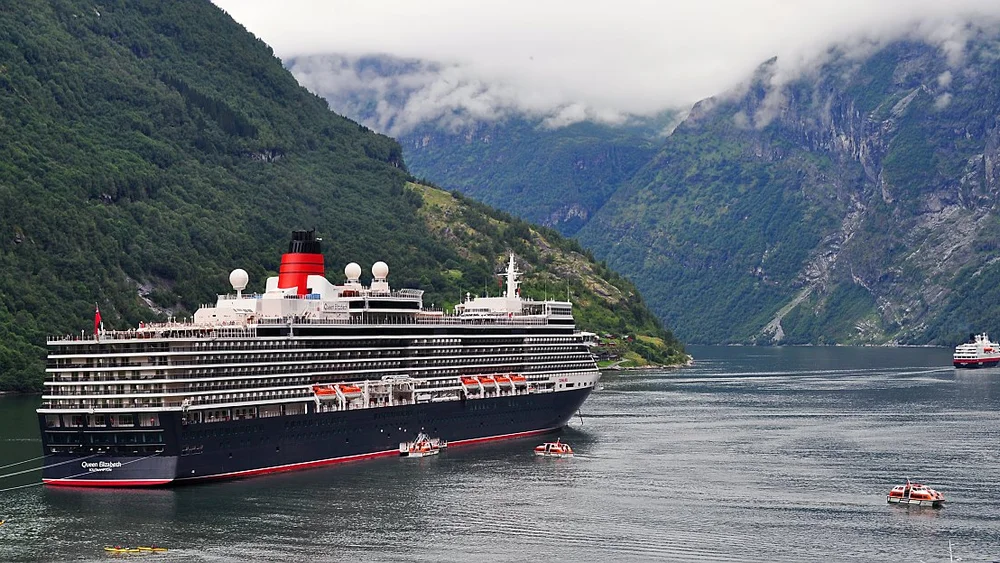 Geiranger cruiseskip Illustrasjonsfoto Tom Bayly Creative Commons 2 0