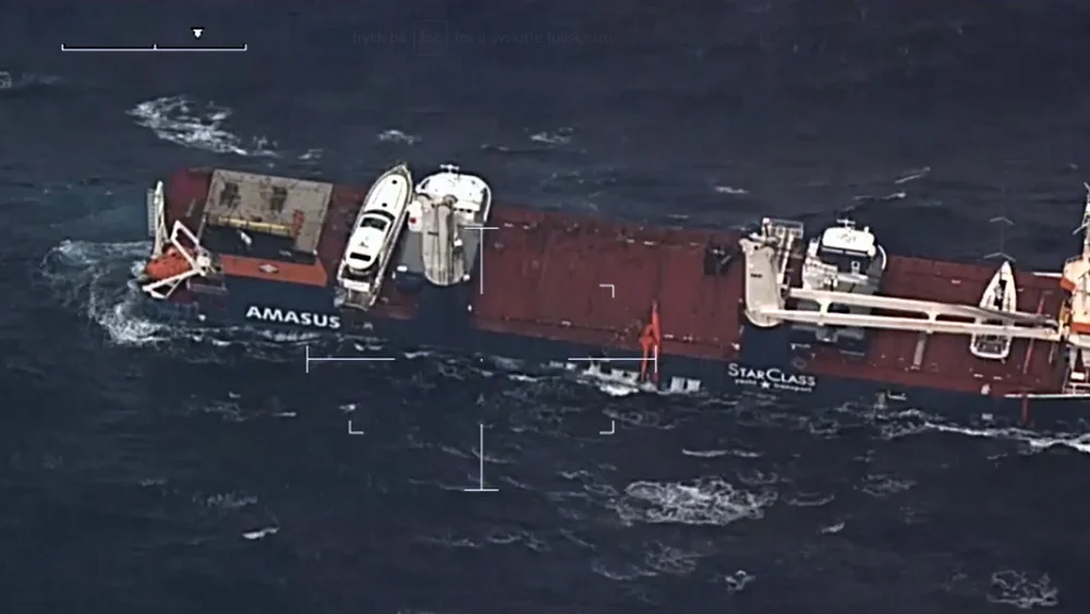 Lasteskip eemslift hendrika foto redningshelikopteret florø kystverket 33