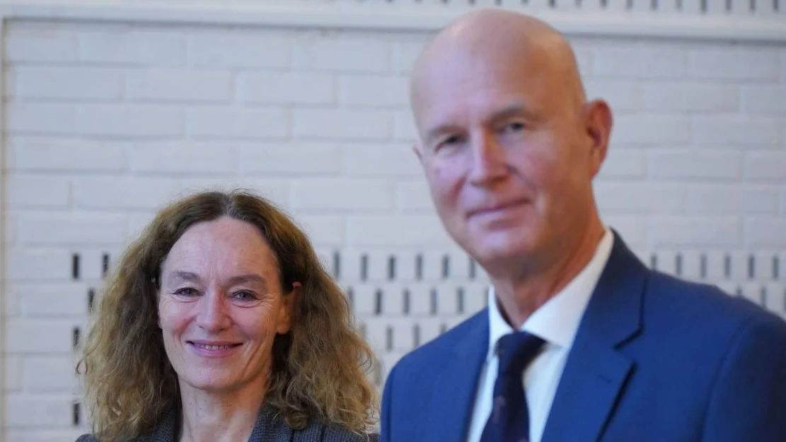 Direktør for Folkehelseinstituttet Camilla Stoltenberg og helsedirektør Bjørn Guldvog Foto Ole Berg Rusten NTB