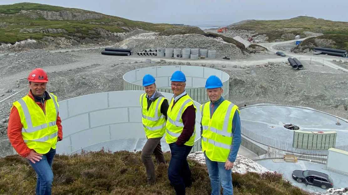Avtalen er sikra F v styreleiar Knut Eikeland og dagleg leiar Hans Cato Haddal i Bulandet Miljøfisk konsernsjef Håvard Haanes i Entec Group og dagleg leiar i Brimer Servitech AS Tore Jakob Reite FOTO PRESSEFOTO