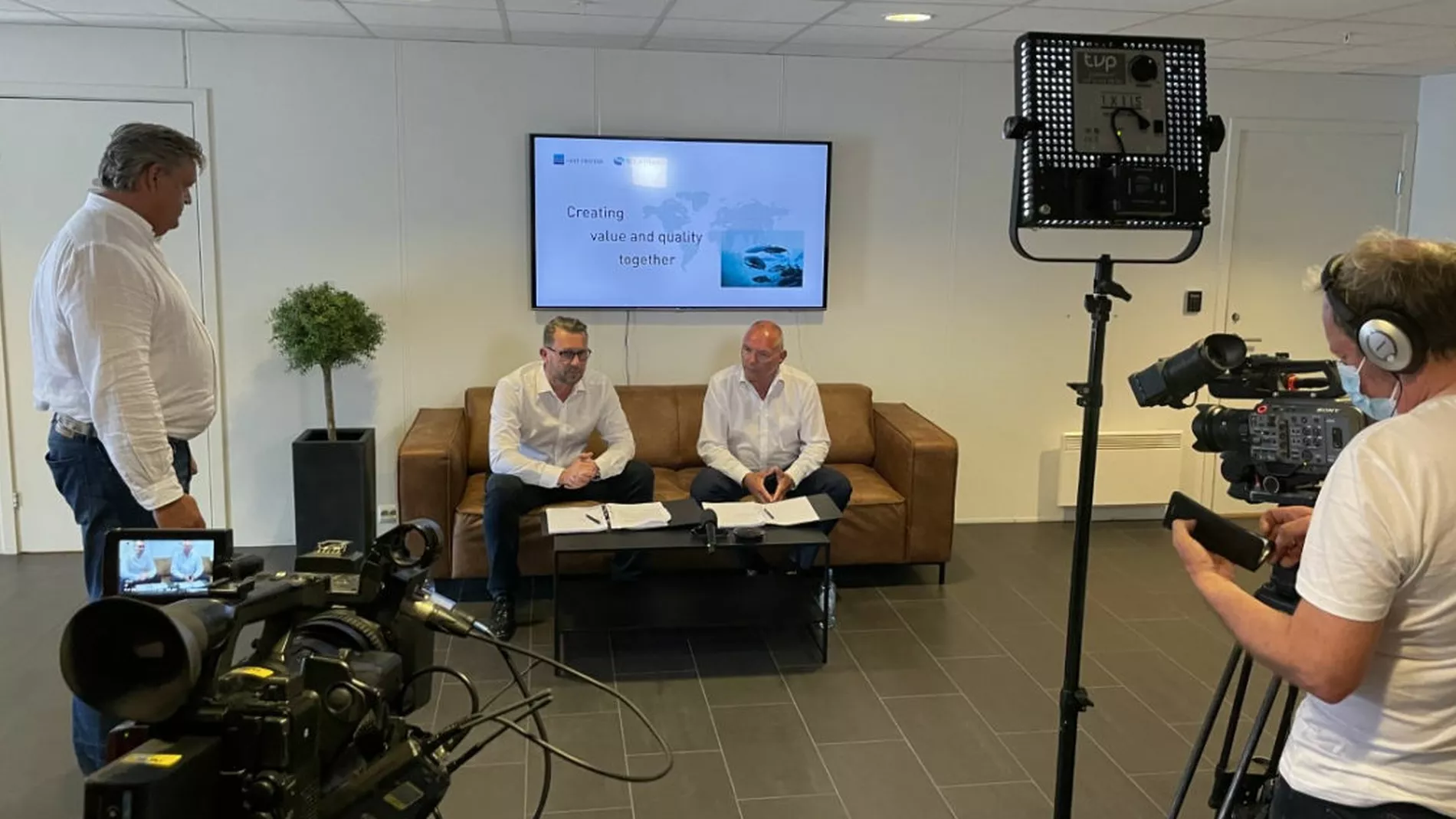 Petter leon Fauske i MMC First Process og Roger Halsebakk i Sølvtrans signerer avtale foto Marius
