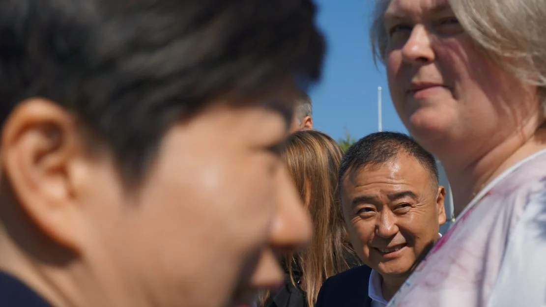 Ruihai Zhao i Qumei Home Furniture Group foto Ogne