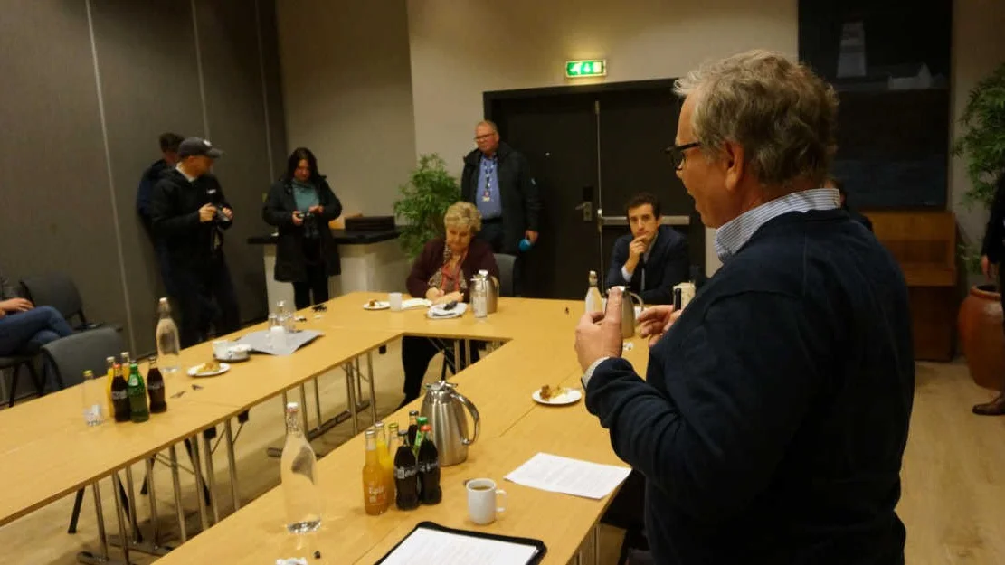 Nogva legg fabrikkplanar paa is